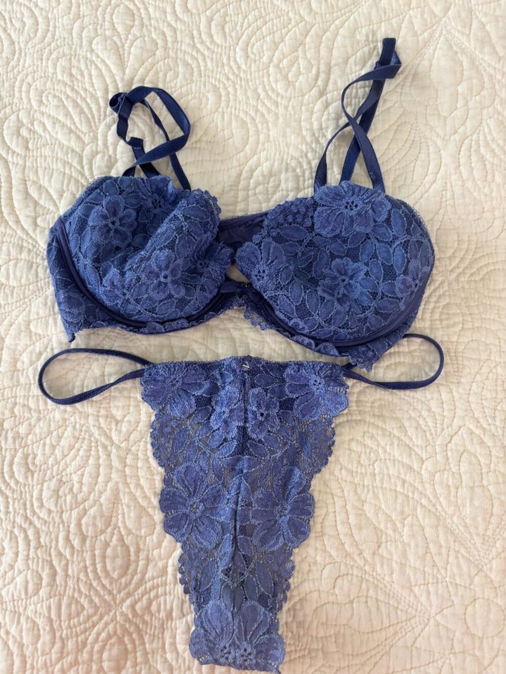Periwinkle Blue Victoria's secret bra & v-strong
